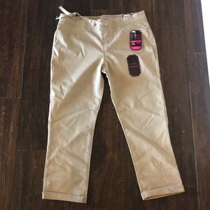 No boundaries mid rise khaki capris.